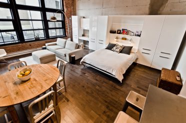 Lit escamotable urbain ouvert blanc dans un loft